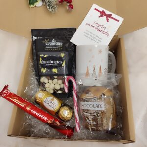 Caja Regalo Dulce Navidad compuesta por taza navideña y dulces variados para personalizar y regalar esta navidad