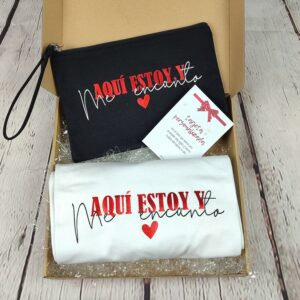 Caja regalo "Dúo de estilo" compuesta por camiseta y totebag a elegir entre las colecciones "Me encanto",, "100% actitud" y "Y si dicen"