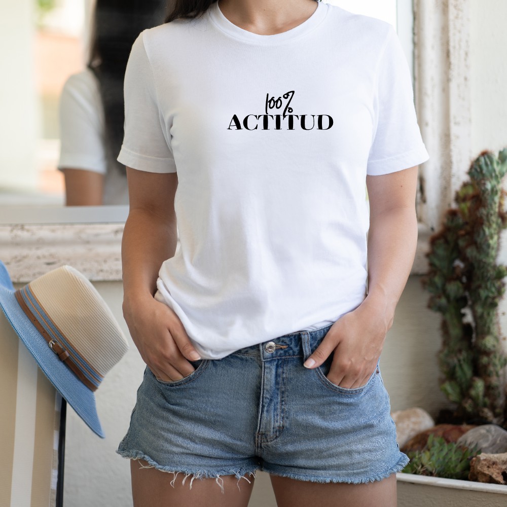 Camiseta con mensaje "100% Actitud". Blanca de manga corta, de algodón y corte recto unisex.