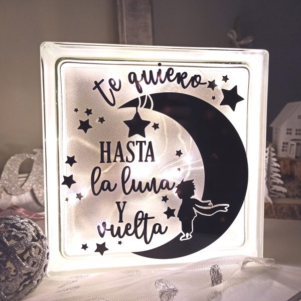 Lámpara de pavés con mensaje: "Te quiero hasta la luna y vuelta" e imagen del principito, luna y estrelals