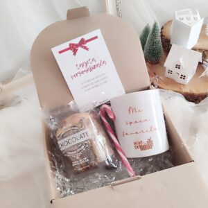 Caja regalo desayuno navideño con taza navideña y panetone