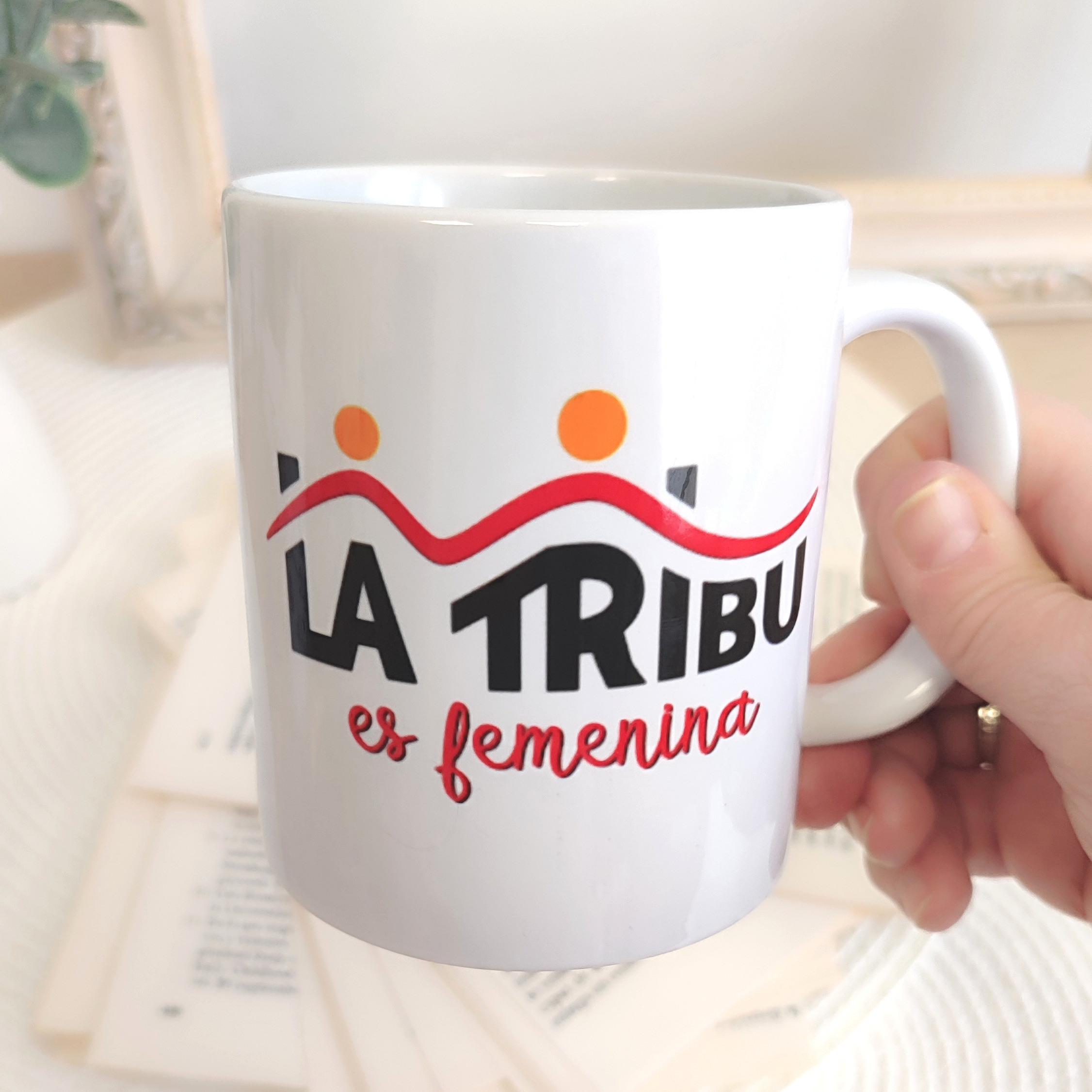 Taza oficial de La Tribu es Femenina. Porque todas hacemos la tribu desde casa cada día más grande. Donación de 2 € por camiseta para la asociación