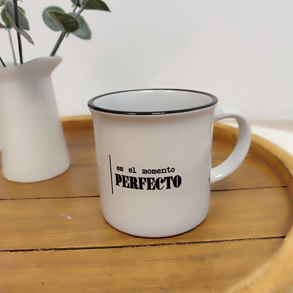 taza retro con el mensaje "Es el momento perfecto" personalizada con nombre