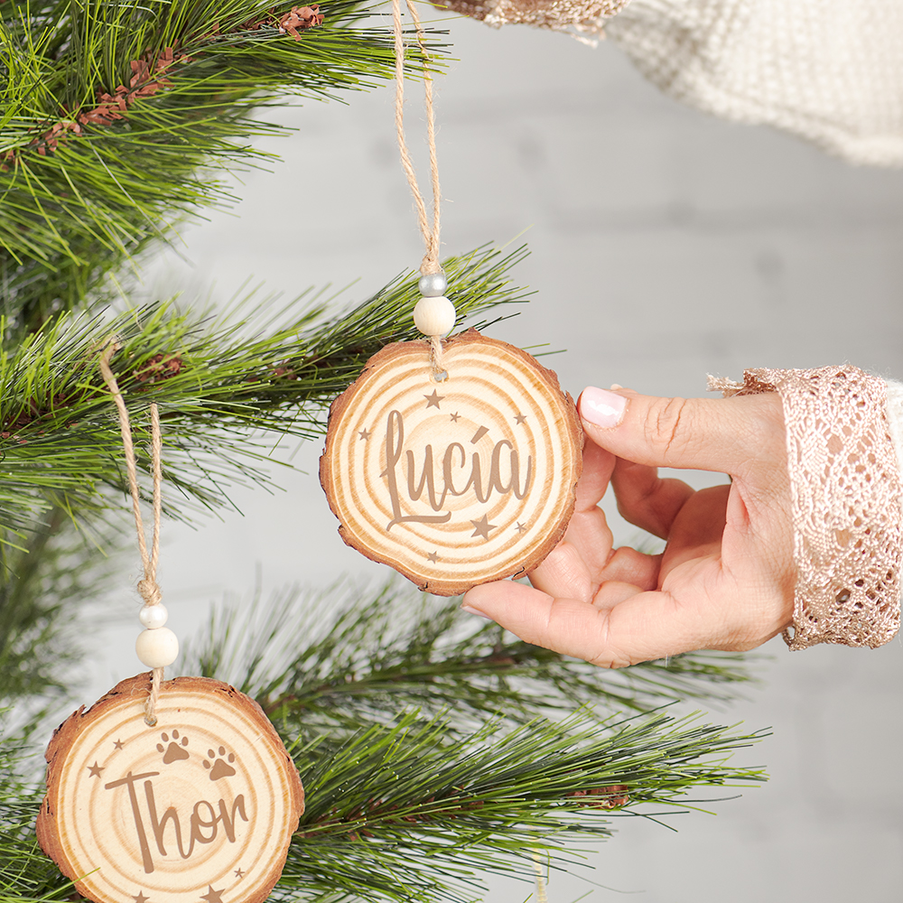 Colgantes de madera personalizados como decoración navideña y marcasitios – ideas originales para Navidad.